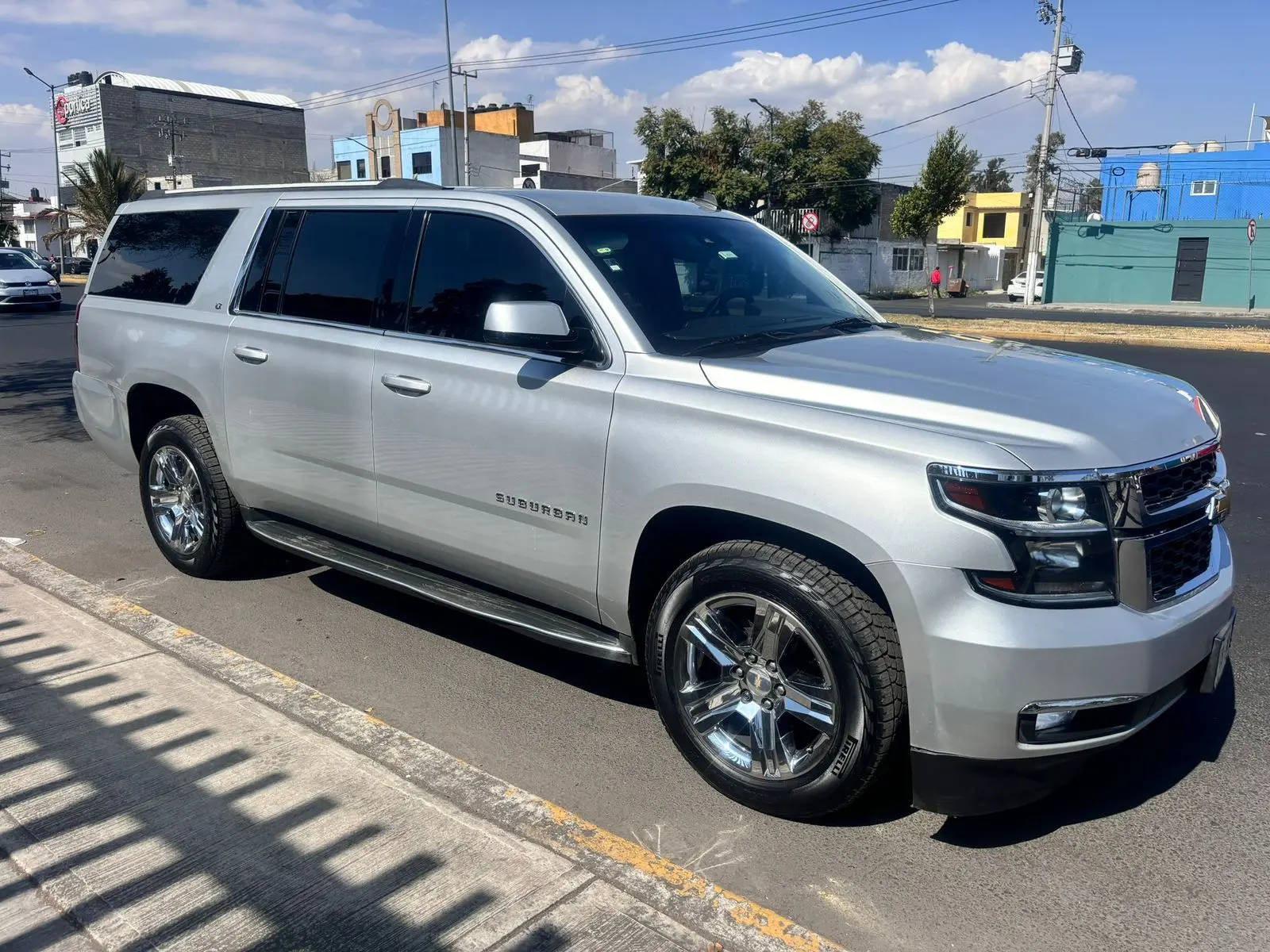 Suburban plateada 2